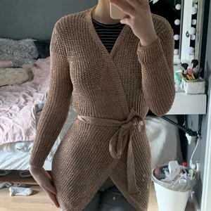 En kosta men storlek xs - En fin kofta med knytning framtill. De står inte vilken storlek men den känns som en xs. Använd ett få tal gånger. Vet inte vilket märke de är heller för fick den i present för ett år sen typ och då hade den ingen lapp. De priset som står + frakt 