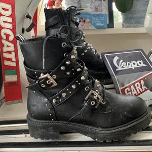 Biker boots - Skitcoolar biker kängor köpta för ett tag sen men endast använda ett par gånger, putsar självklart upp innan jag skickar! nypris 750 kr, pm vid intresse!💘 (osäker på fraktkostnaden så tipsa gärna om billigare sätt⭐️)
