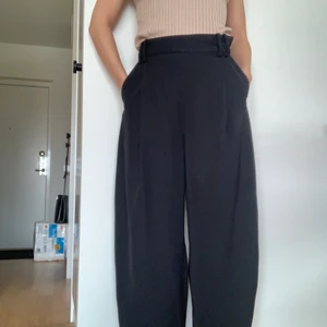 Weekday byxa svart - Supersköna byxor från weekday, knappa använda. Skönt tungt tyg som ger fint fall. Dragkedja i sidan