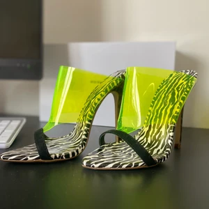 Klack skor - Skit snygga coola väldigt unika klackskor! Använd ca 2 gånger men otroligt snygga 