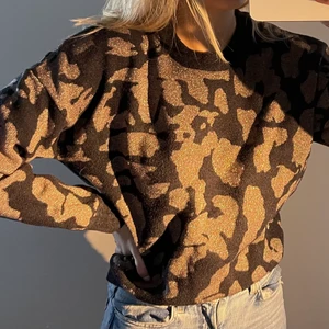 Selected tjocktröja i storlek S - Mysig och snygg tjocktröja i leopardglitter mönster. Mycket bra skick, använd ca 5 gånger. 