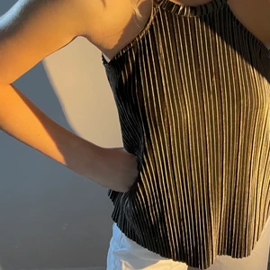 Grön/grå/brunt linne/topp storlek S/M - Snyggt sommarlinne i en glansig grå/grön/brun färg. Fint att använda som den är eller stoppa in den där fram som i bild 2. Mycket bra skick, använd fåtal gånger, storlek S/M.