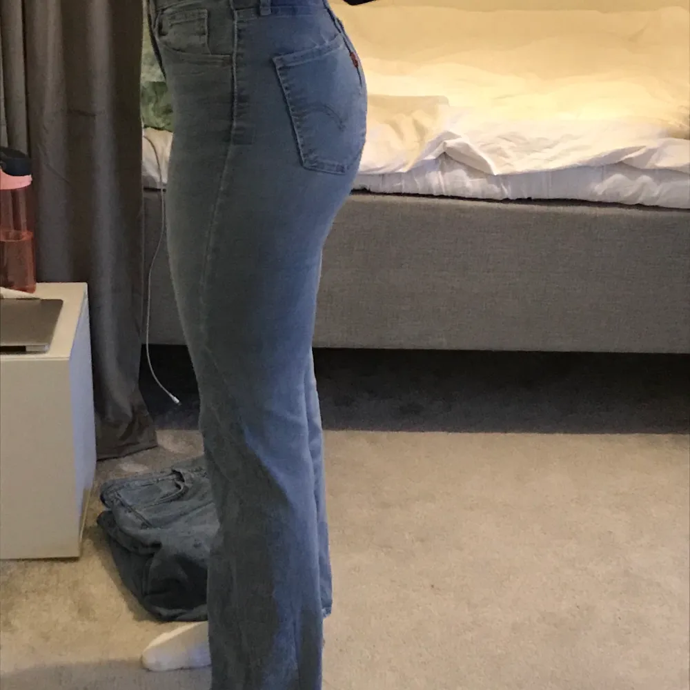 As najs levis jeans som jag sytt ut i benen, boot cut 💞 25/31✨ väldigt stretchiga men tyvärr på gränsen till för små för mig som har 27/32! skriv för fler bilder eller om du har någon fråga💙. Jeans & Byxor.