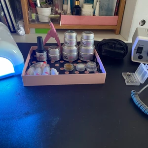 Nagelkit - Säljer allt för 1300kr. Köper man allt får man vissa produkter på köpet! (Kolla nedan under rubrik ”på köpet”) Går även bra att köpa separat. Skriv privat för tydligare bilder💗  Ingår: Elektrisk nagelfil Uv lampa HILL 36W NG builder Clear Gel 30gr NG primer Gel 15gr NG Top Gel 30gr NG Light Milky Pink Gel 15 gr  NG UV/LES Soft White Gel 15gr NG Nagel Lim 3g 4-pack(ett lim är lite använt) Silver-white glitter 1,5mm Glamour Mix Glitter nr 13 Glamour Mix Glitter nr 14 556 Nude Flesh-NG LED/UV Soak Off Gel Polish 15ml  På köpet: Uv Gel Brush Kit-7 storlekar 2 övningsfinger 2 helt nya filer Dekoration till naglar 