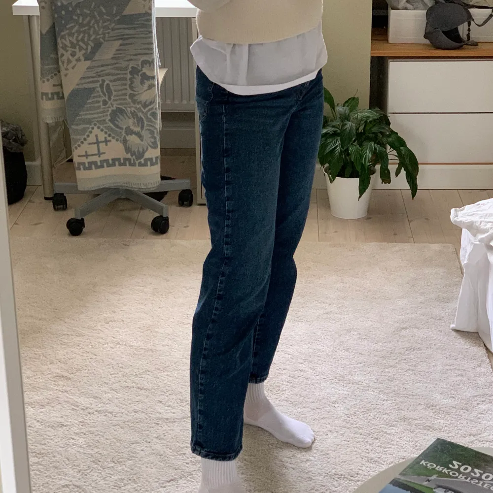 Säljer dessa jättesköna zara byxor eftersom jag nästan aldrig använder mörkblåa jeans 💙 Straight leg och i väldigt bra skick! Frakt tillkommer✨ (Ev budgivning om flera är intresserade). Jeans & Byxor.