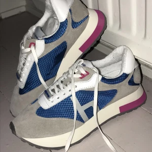 Philip hog skor - Helt nya Philip hog skor som e galet snygga! Säljer dem pga att jag fick dem i födelsedagspresent men var tyvärr för små!): Är i sko strl 36 men skulle säga att den sitter som en 34-35. Original pris 995kr