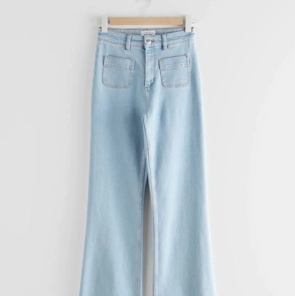 Säljer mina fina och helt slutsålda & other stories flared jeans! Coola fickor där fram och långa i modellen. Storlek 26 och i nyskick. Nypris 690 kr, säljer till högst budande! 💓💕. Jeans & Byxor.