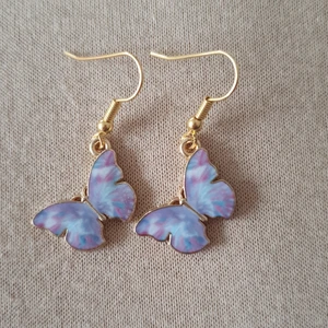 Öronhängen (nickelfria) - HEJ, jag säljer örohängen som jag gjort själv och alla är nickelfria och jag säljer dom styck vis så ett par för 59 kr (ni står för frakten tror dock att det e gratis med så lite vikt)😀 dom e också i riktigt bra sick och det finns ett par fjärilar och ett par svarta och ett par ljusrosa blixtar.