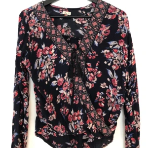 Blus från Hollister - Använd ett fåtal gånger, väldigt fint skick