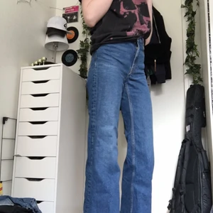 Wide jeans - Säljer ett par mörkblå wide jeans från monki då dem är för korta för mig (är 172) 💜 