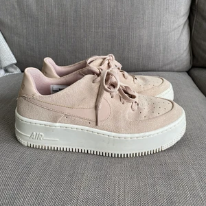 Rosa Nike Air force 1 Sage Low  - Ett par rosa Nike Air force 1 Sage Low. Är använda, men i fint skick. Upplever tyvärr att de kommer till användning så mycket som jag önskat då jag har ett par likadana i annan färg. Skulle beskriva att färgen är något mer "dusty pink" än rosa och de är otroligt små i storleken (har vanligtvis 37). Orginalpris ligger runt 1200kr✨