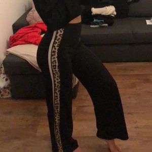 Svarta byxor med leo print  - Super snygga svarta byxor i rakmodell med leopard rand på sidan! Storlek 34/XS! Galet snygga men tyvärr för små! Dessa är från H&M! Kontakta mig vid fler bilder & frågor!💓