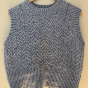 Säljer denna sweater vest från zara, den är mer babyblå än vad som syns på bilden:) passar s-m, frakt tillkommer!