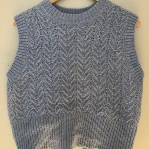 Säljer denna sweater vest från zara, den är mer babyblå än vad som syns på bilden:) passar s-m, frakt tillkommer!
