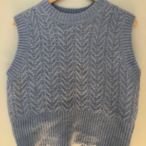 Sweater vest - Säljer denna sweater vest från zara, den är mer babyblå än vad som syns på bilden:) passar s-m, frakt tillkommer!