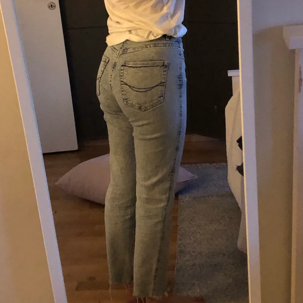 Fina ljusblå jeans från pull & bear. Lite skinny jeans modell men tycker de är sköna och lite stretchiga. Lite fransiga nertill💜 Kan frakta också! (köparen står isåfall för frakten). Jeans & Byxor.