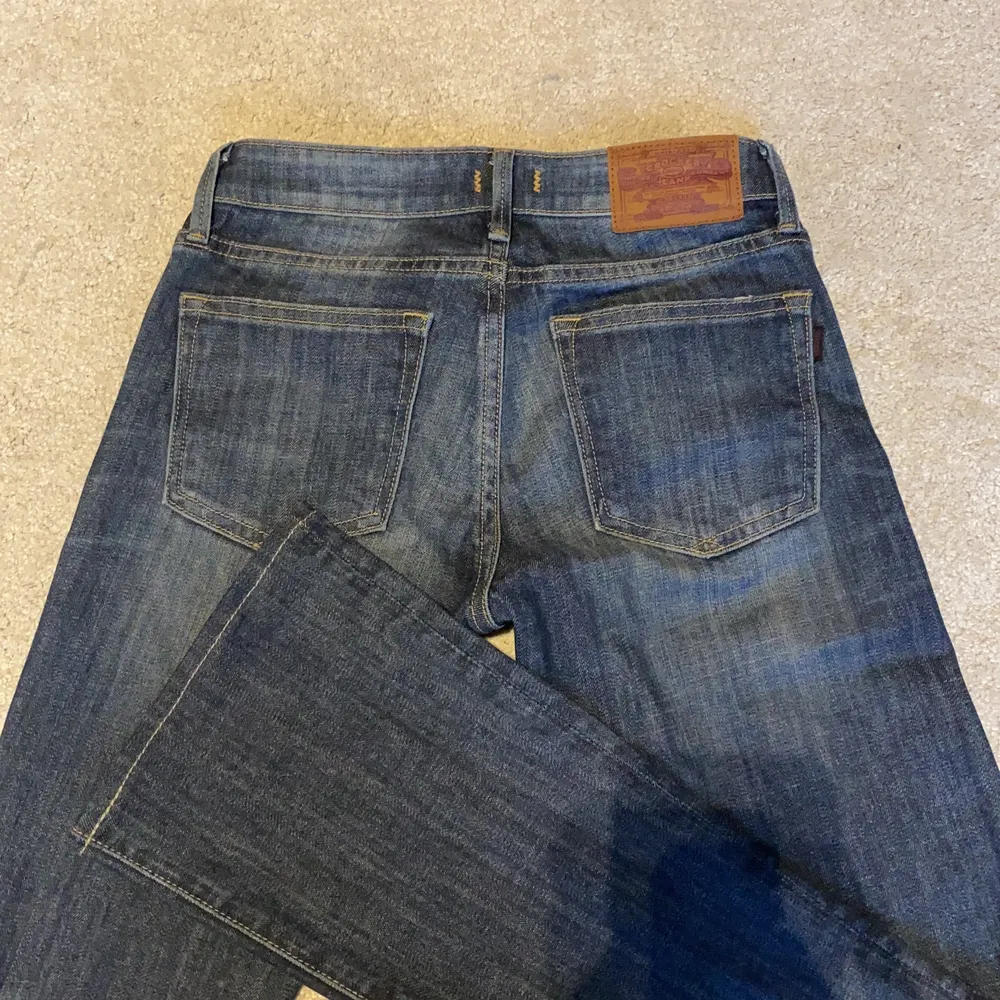 Snygga bootcut jeans från crocker som är låga i midjan, storlek 26/34 men väldigt långa i benen. Jeans & Byxor.