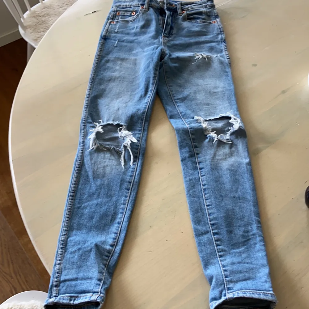 Detta är ett par ljusblåa jeans med hål  från Lager 157 i storlek XS . Jeans & Byxor.