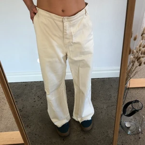 Vita loose jeans - Crémevita jeans från HM. Storlek 42 och ger en snygg loose passform på någon i storlek M. Avklippta detaljer nedtill. Förstora för mig och är storlek S/XS men allt beror på hur man vill att dom ska sitta. Jag är 164cm lång, något långa på mig. Fint skick, inga fläckar. Obs! Osäker på fraktkostnad.