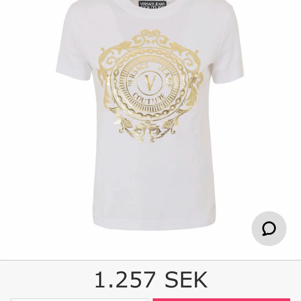 Vit Versace dsm t-shirt med gulddetaljer i strl S men är lite stor i strl. (Har ett litet hål åt sidan som jag sytt igen men ingenting som märks alls) Köpt för 1250 och säljs för 500! Men pris går att diskuteras ! . T-shirts.