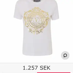 Vit Versace dsm t-shirt med gulddetaljer i strl S men är lite stor i strl. (Har ett litet hål åt sidan som jag sytt igen men ingenting som märks alls) Köpt för 1250 och säljs för 500! Men pris går att diskuteras ! 