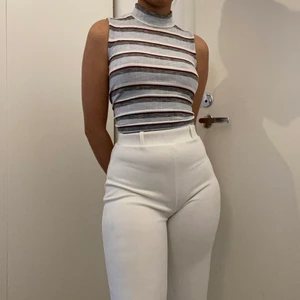 Randig polo utan armar - En randig linne med polotröja i ljusblå vit och röd. Perfekt till sommaren! Frakt inkl i priset