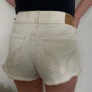 Ett par fina vita shorts från Hollister. Strl 26. De är ganska korta. Färgen är mer cremevit än vit. Perfekt på sommaren! 