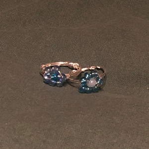 Blomringar - Silverring med stor blomma. Har endast olika blåa färger just nu! (Skicka gärna ett meddelande om du vill se vilka färger det är) Köparen står för frakten!