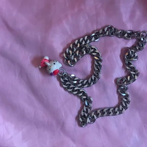Hello kitty halsband!✨💕 - Större hello kitty charm med 50s sommar vibe på tjock kedja!