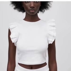 denna fina topp fast i SVART - fin topp från zara i svart, hitta bara en vit bild, skriv för fler bilder men de är exakt som den på bilden, ny skick aldrig använd nästan köpt för 80 kr