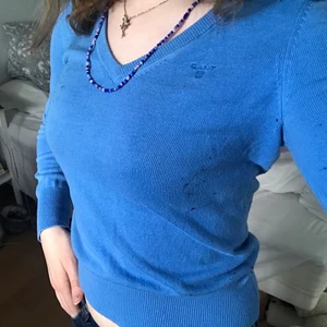 blå långärmad ganttröja - En blå tröja med lätt vringning och långa ärmar från gant. Tight passform men bekväm.