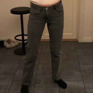 trendiga lågmidjade jeans från zara - Säjer mina trendiga slutsålda jeans från zara! Dem är i nyskick då jag knappt använt dem. Storlek 36 och rätt långa i benen, jag är 176cm. Nypris ligger på 359kr och budgivningen startar på 150kr. Buda på i komentaterna och hör av dig om du har frågor!☺️ SISTA ÄR LÅNAD BILD