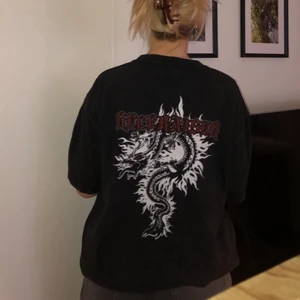 T-Shirt med tryck - Säljer denna sjukt snygga t-Shirt från brandy melville. Tröjan har ingen storlek men är ganska stor i storleken då den ska vara oversize. Jag har storlek S/M i vanliga fall och är 168cm