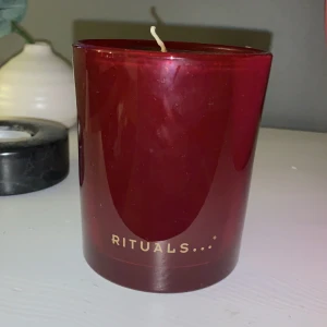 Doft ljus från RITUALS  - Ett doft ljus som är rött som man kan ta ut och använda som ljus lykta. Priset kan diskutera 