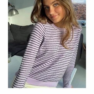 Tröja från design by sí - Jätte fin och skön tjäna från designe by sí. Aldrig använde då färgen inte passade mig. Bilden är lånad så du får skriva för fler bilder. (Pris+frakt)🌈