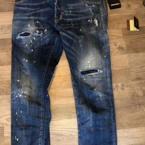 Dsquared2 jeans som är köpta från nk i stockholm. Allt som ni ser på bilden ingår i priset. Dem är i storlek 44 i italienska storlekar. Vidare frågor kan komma privat!