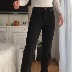 Raka svarta jeans från Weekday i modellen Voyage, storlek 25/30. Bra skick. 200kr + frakt på 66kr💗