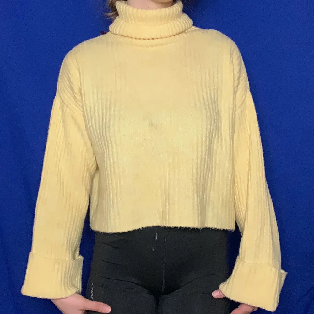 Yellow sweater from Gina Tricot. Worn twice. A little stain that i have noticed after i bought it. Bought for 300 but my price is 80!!:). Toppar.