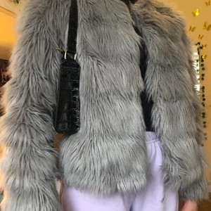 Fluffig jacka - Säljer denna jättefina fluffiga jacka då den inte kommer till användning. Använd ett fåtal gånger. Köpt från hm för 599kr i strl S. Säljer nu för 300kr+frakt