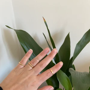 Ringar - En mängd full av ringar i guld (inte äkta guld) 