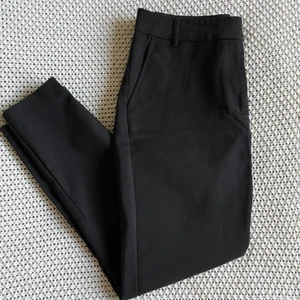 Kostymbyxor  - Svarta kostymbyxor från BikBok i storlek XS. Skulle säga att dom passar både XS och S beroende på hur man vill att dom sitter. Två sidfickor samt dragkedja nedtill vid benen. Riktigt snygg modell! 🌼🌱 Säljer för att dom är något för tighta på mig (är normalt en M). Använda men i fint skick. Köparen står för frakten! 🐚