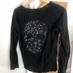 Tröja från Zadig & Voltaire  - Långärmad tröja med döskalle-tryck (i stenar) på ryggen.