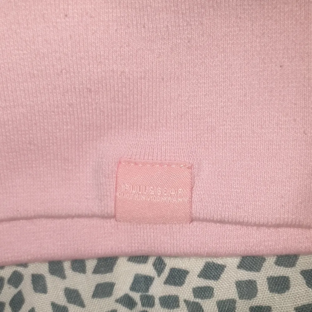 En rosa pull & bear hoodie från zalando, inte använd så mycket. Men tyvärr har fickan på magen börjat gå upp lite. Köpare står för frakt. Strl medium. Hoodies.