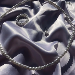 Kit - Detta kit med smycken är nu till salu🥰❤️ detta kit består av att pärlhalsband, en ring och ett par örhängen med vaxade pärlor🤍                                           ❤️ frakten är inkluderad i priset❤️