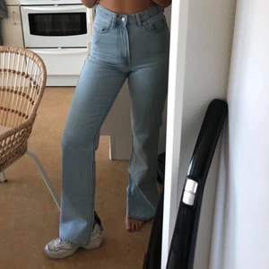 Weekday rowe split jeans - Modellen rowe split från weekday. Använda fåtal gånger, inget att anmärka på.   Storlek: 25 Pris: 266:- inkl frakt