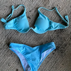 Bikini överdel från SHEIN - Säljer min superfina och trendiga bikini överdel från SHEIN som tyvärr var för liten för mig. I hopp om att någon annan ska kunna få användning av den 🦋 Underdelen är också från SHEIN men inte samma blå färg därav följer med på köpet 👙