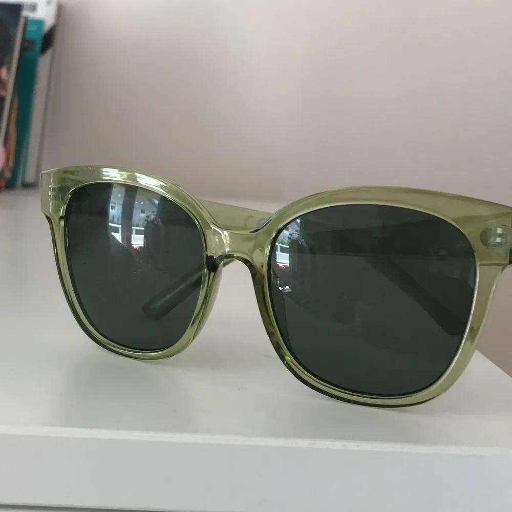 Säljer ett par gröna solglasögon från Lindex, köpta för några dagar sen🤍. Accessoarer.