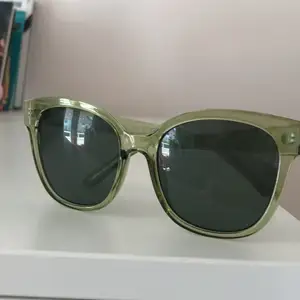 Säljer ett par gröna solglasögon från Lindex, köpta för några dagar sen🤍