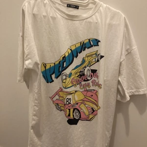 Cool tröja aldrig använd - Tröja från Shein aldrig använd, minsta bud 40kr