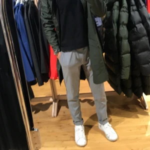 Ljusgråa Kostymbyxor - Ett par ljusgråa kostymbyxor från Zara i storlek 30.